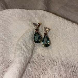Sterling silver 925. Mariana Indian Sapphire Green Teardrop Crystal Earrings wit